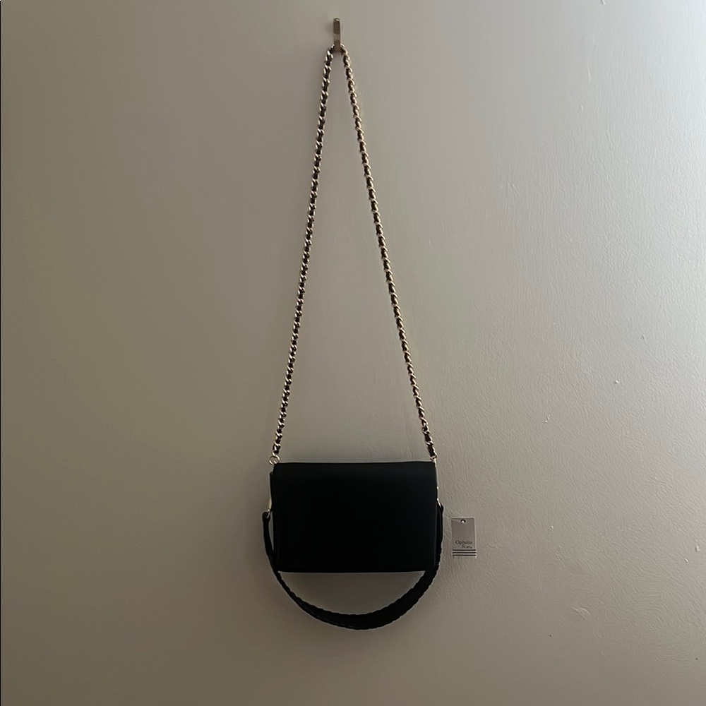 Elegant Black Crossbody Bag with Chain Detail